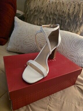 NIB Kelly & Katie White DATON Block Heeled Sandal - White Croco - Size 9M